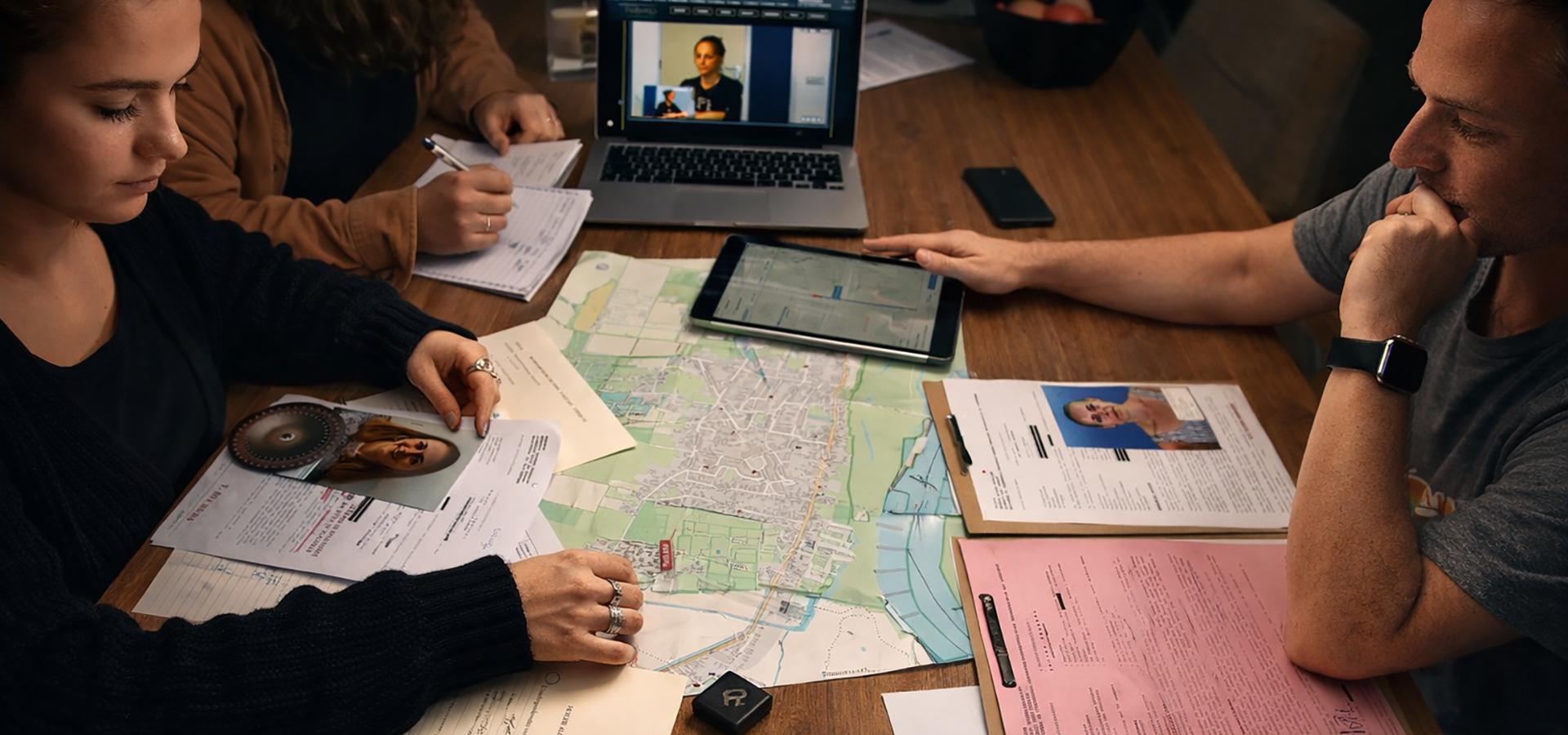 Fysiek dossier met bewijsstukken op tafel